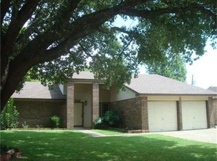 709 N Plantation Dr, Angleton, TX 77515