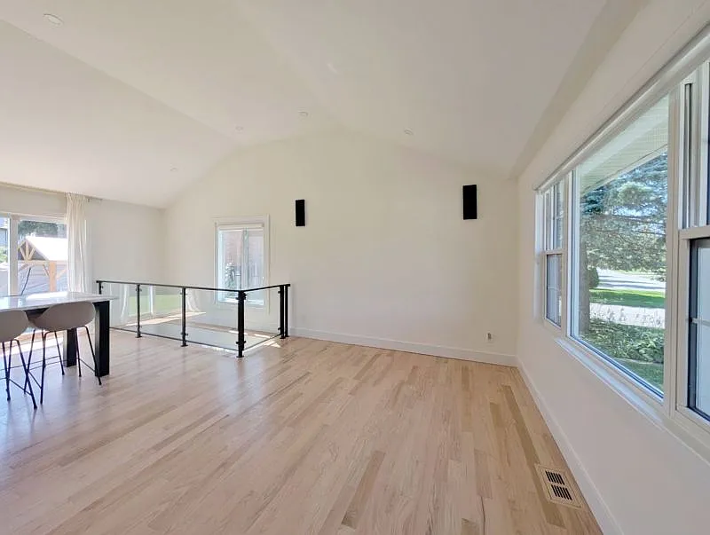 1169 Normandy Crescent — Photo 4