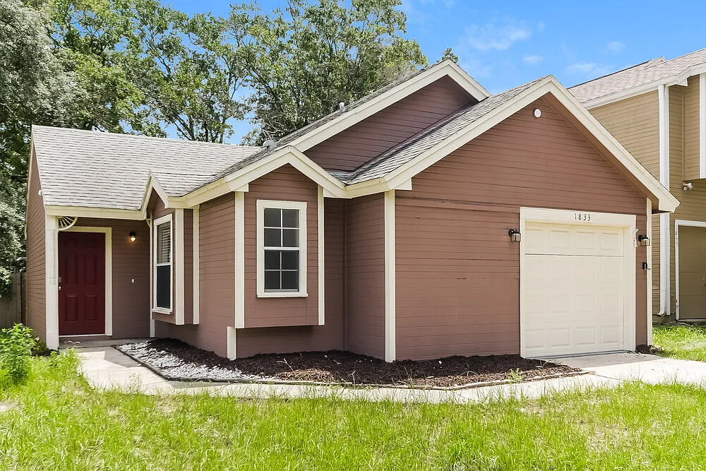 3 bed, 2.0 bath, 1186 sqft, $2,025 — Photo 3