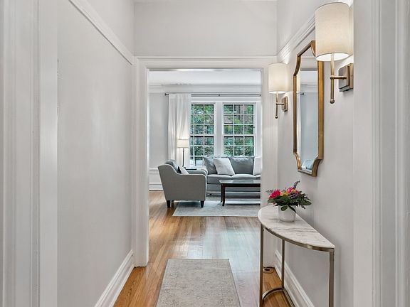 4th image of 2910 N Pine Grove Ave #1