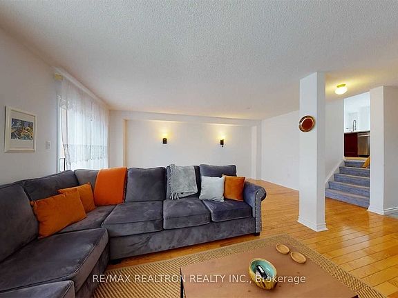 4th image of 102 Royal Chapin Cres