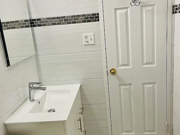 5th image of 41-40 Union St #3E