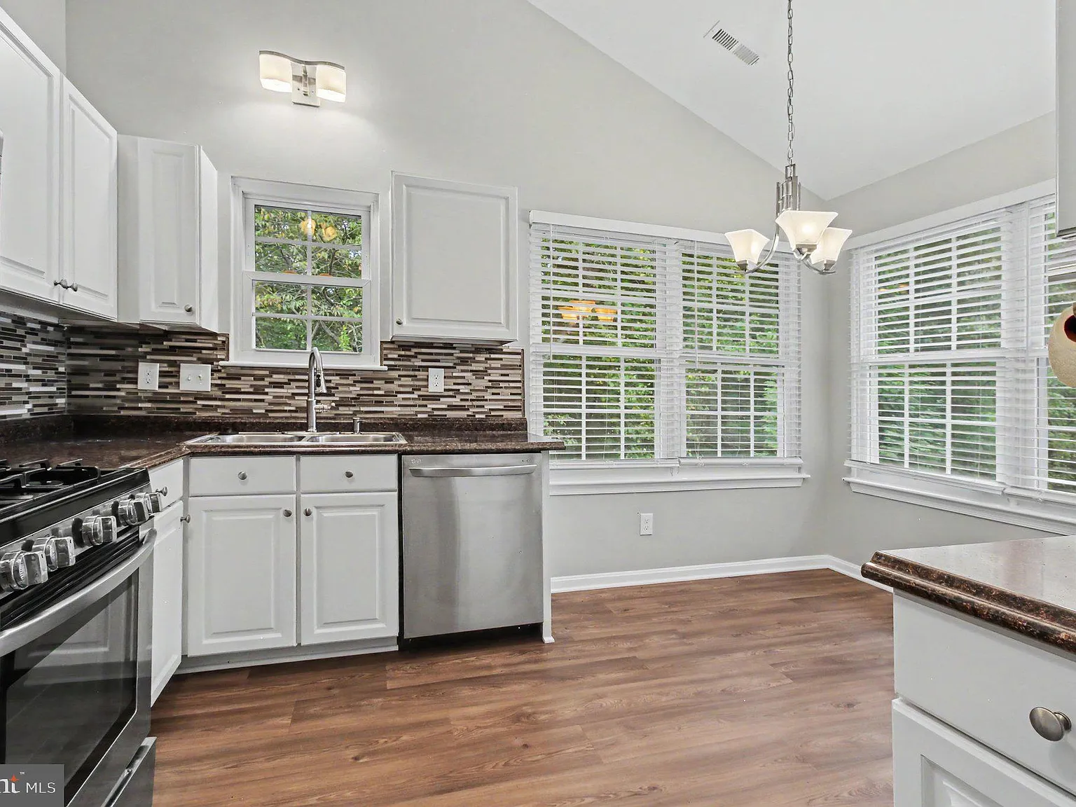3 bed, 2.0 bath, 1050 sqft, $2,299 — Photo 4