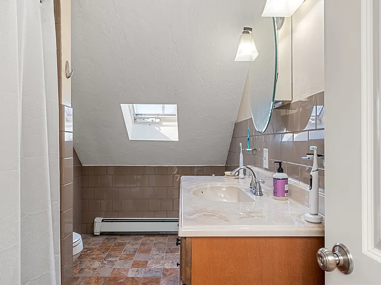 Full Bathroom 2