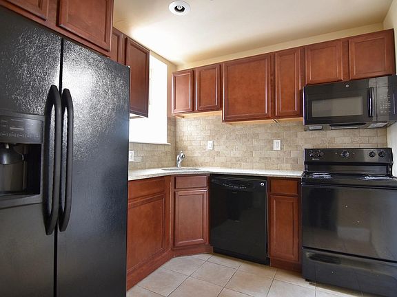 2nd image of 1325 N Franklin St #2F