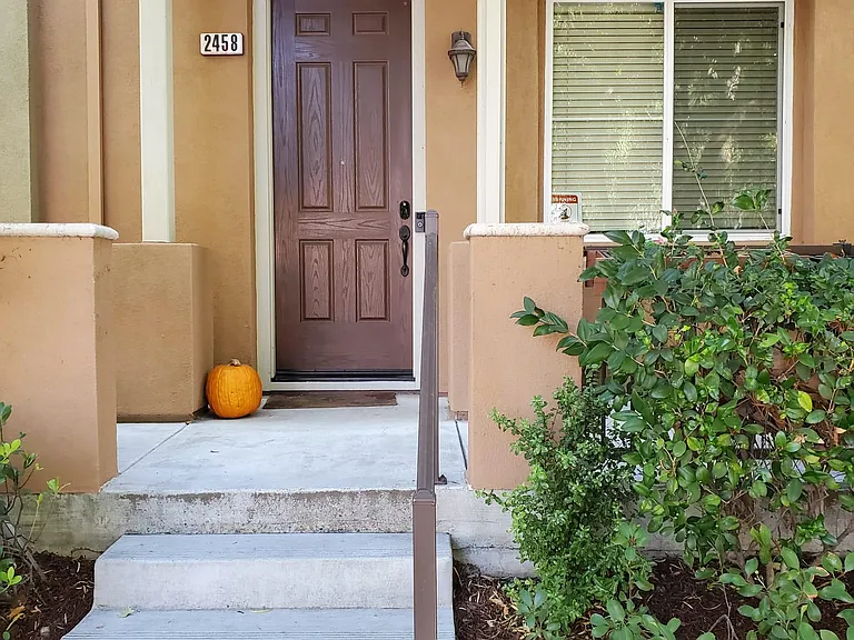 2458 Autumnvale Ave — Photo 2