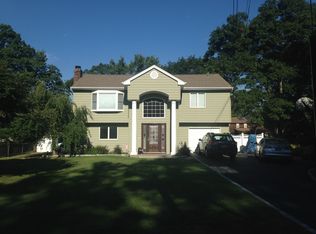 54 Lincoln Dr, Oakdale, NY 11769