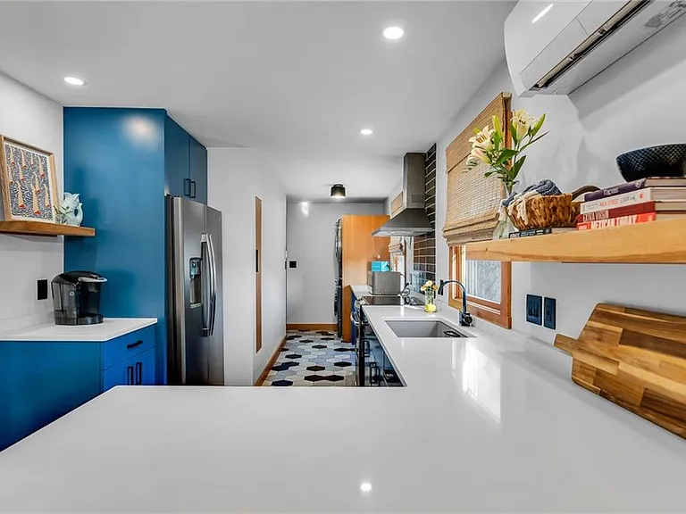 1 Collins Ter — Photo 14