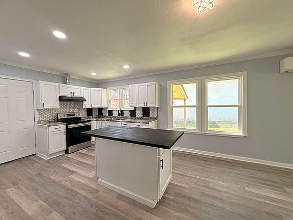 5th image of 723 Ward St