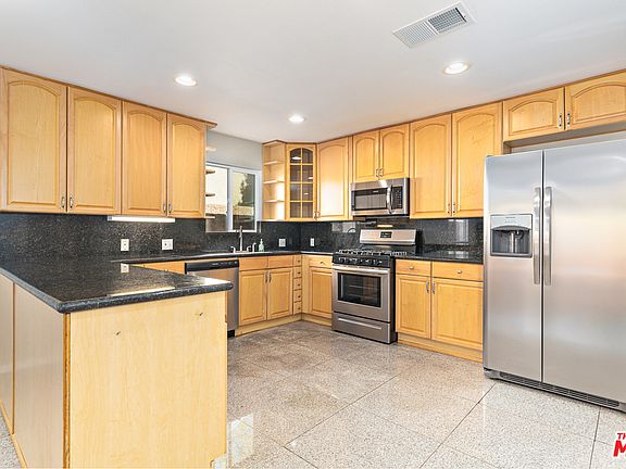 3rd image of 8157 White Oak Ave