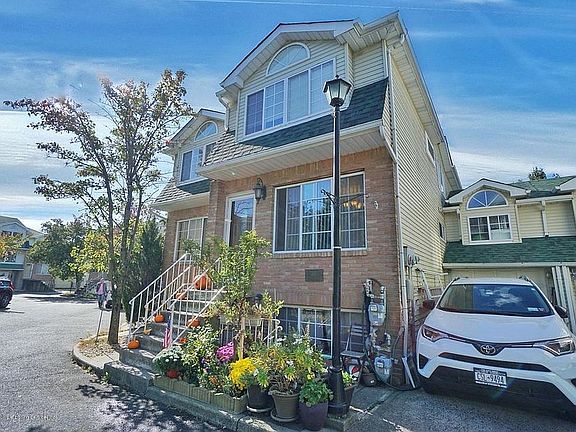 3rd image of 165 Woodcutters Ln