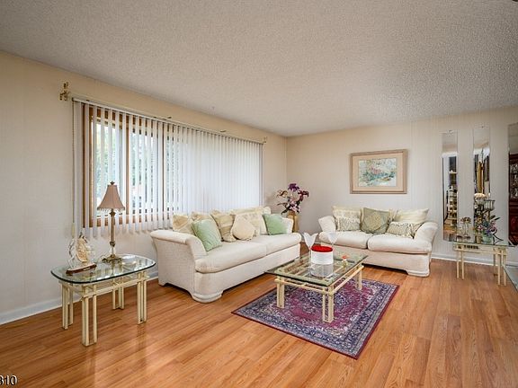 3rd image of 385 Jensen Ave