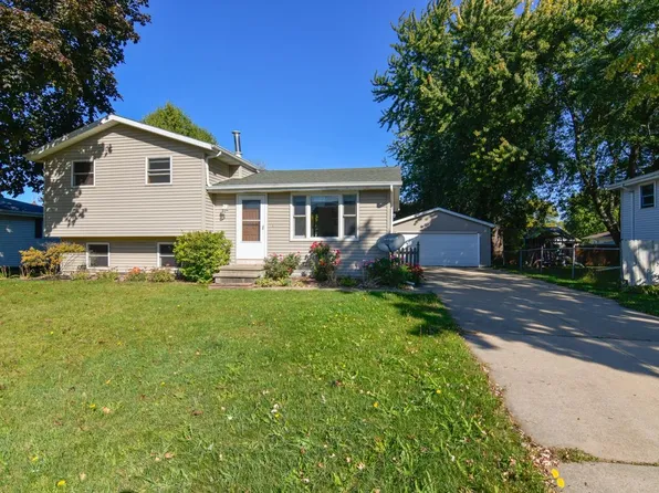 616 12th St, Menasha, WI 54952