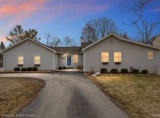 625 Driftwood Ave, Rochester Hills, MI 48307