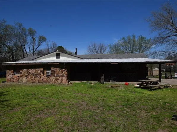 1020 S 4th St, Stilwell, OK 74960