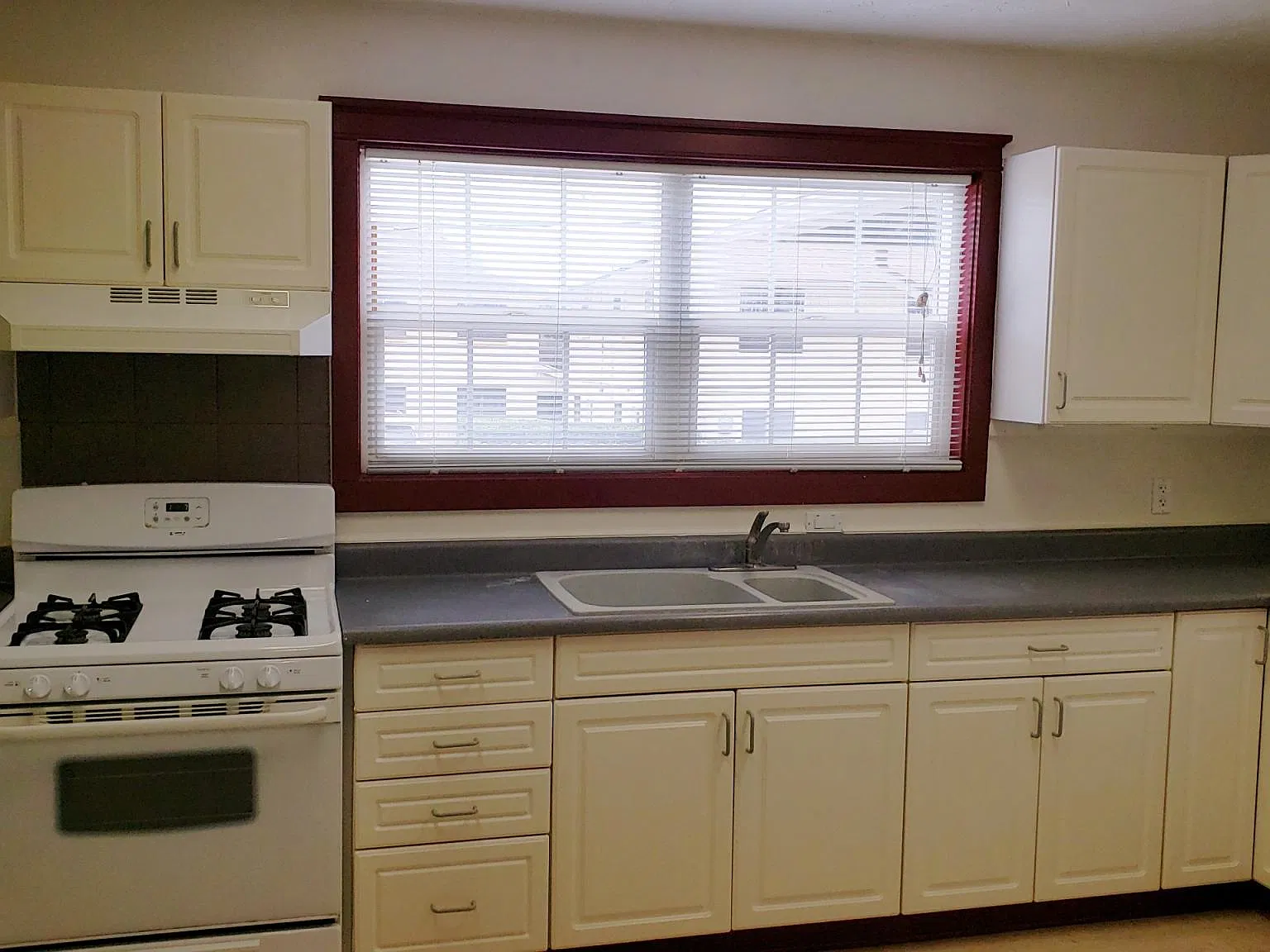 3 bed, 1602 sqft, $3,950 — Photo 2