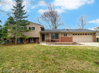 28781 Ravenwood St, Farmington Hills, MI 48334
