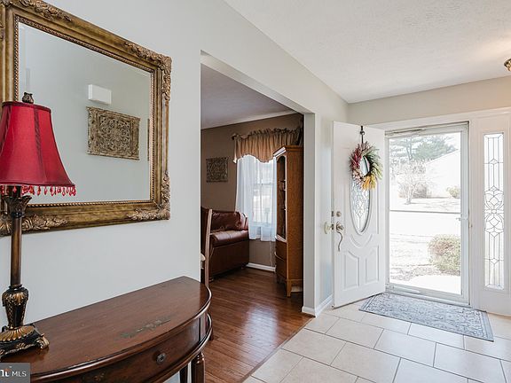 3rd image of 805 E Broadway
