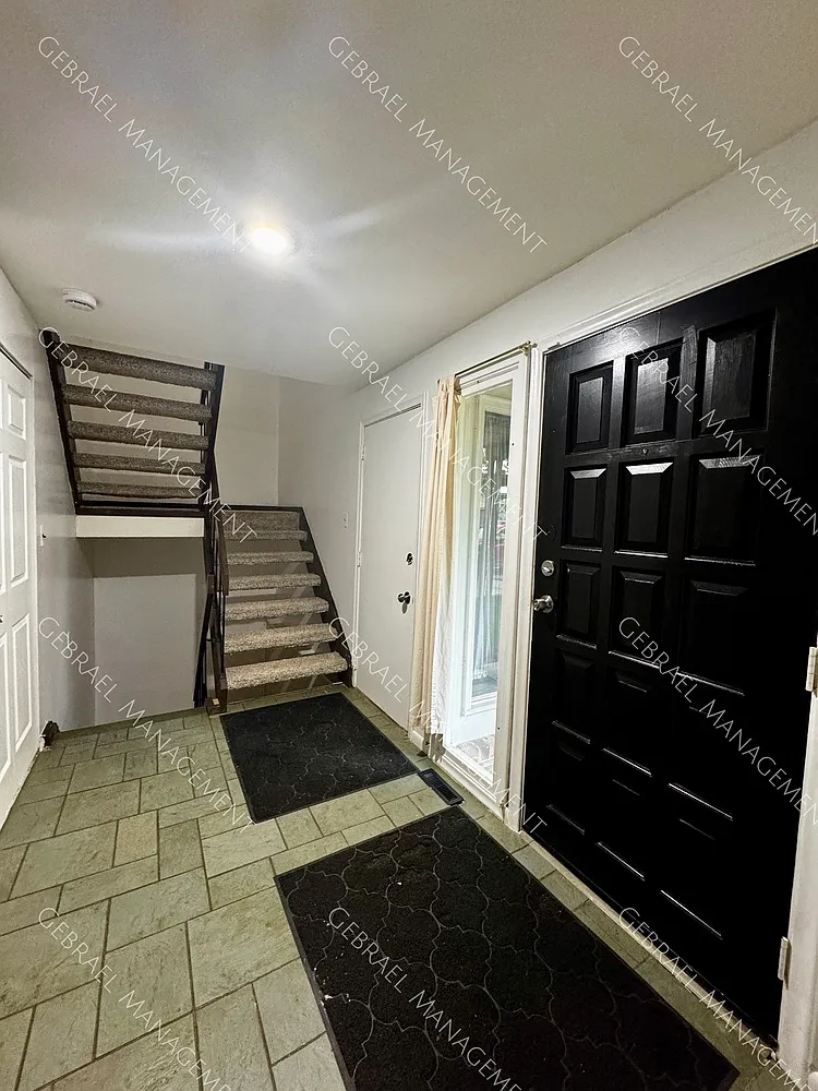 527 Oakbrook Cir — Photo 2