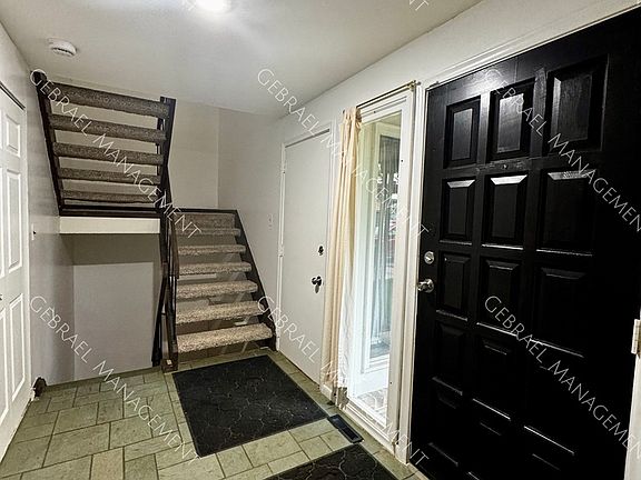 2nd image of 527 Oakbrook Cir