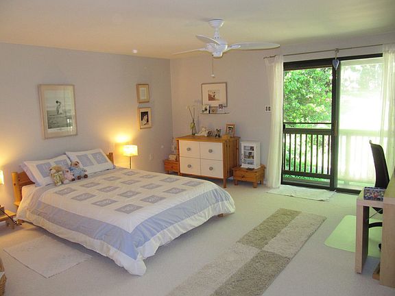 Main house/1st Master Bed