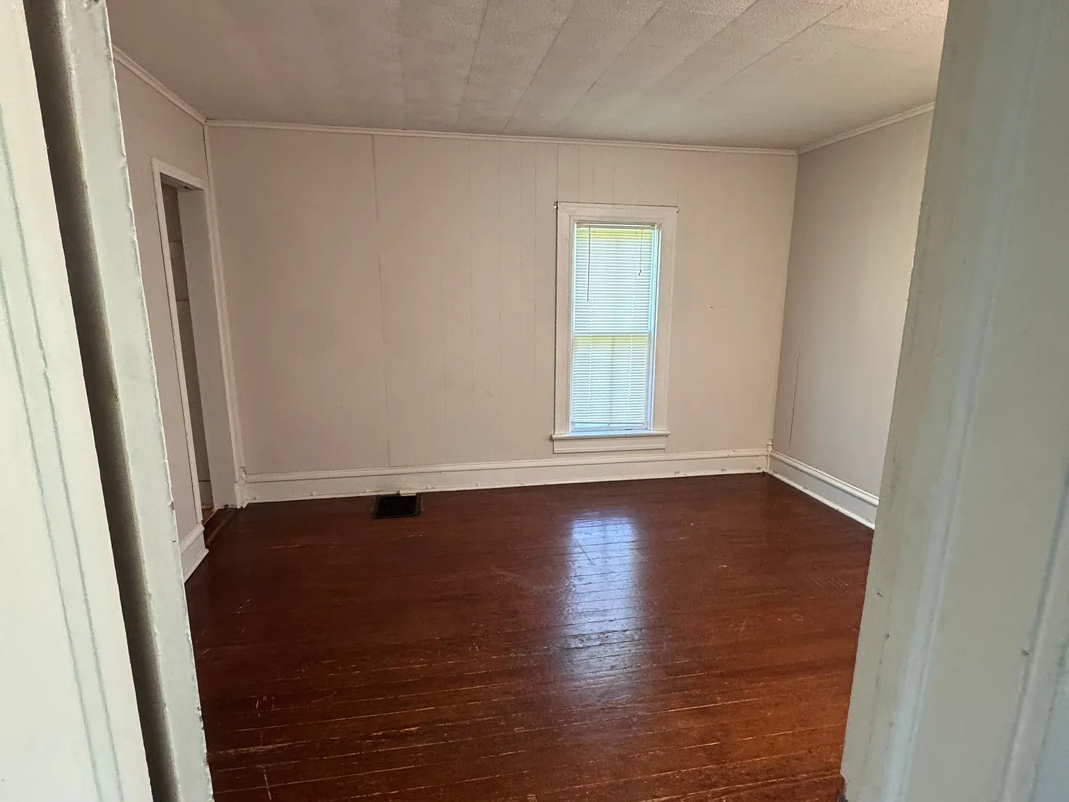 3 bed, 1.0 bath, 1200 sqft, $1,050 — Photo 4
