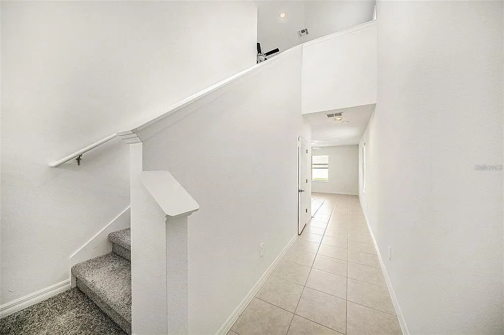 4 bed, 2.5 bath, 1924 sqft, $2,600 — Photo 2