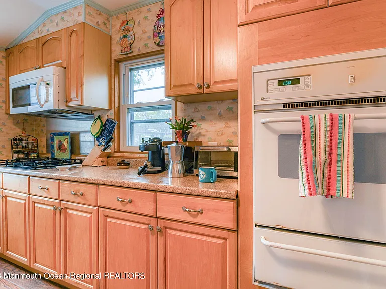 819 Dunlewy St — Photo 17
