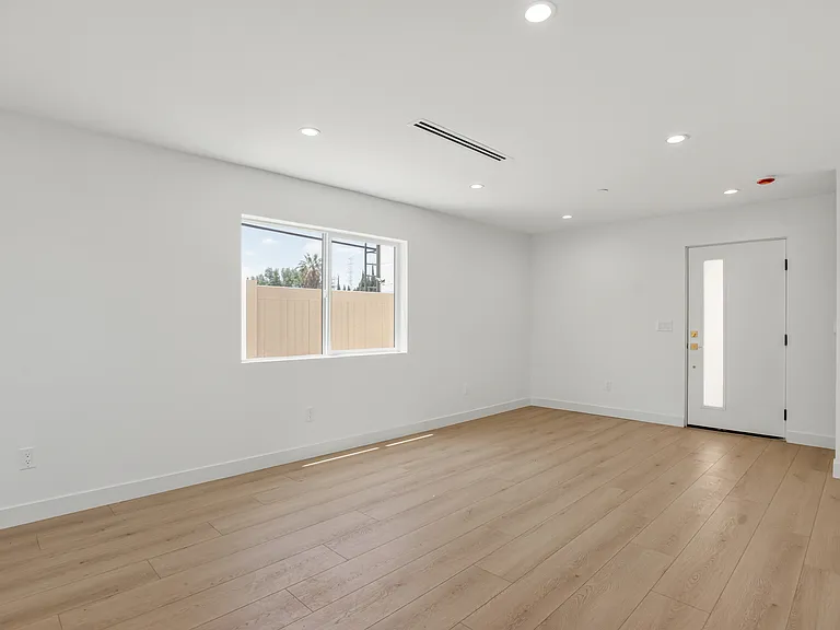 11506 Valjean Ave — Photo 11