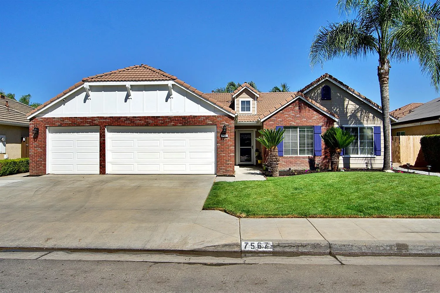 7567 N Vista Ave photo 1