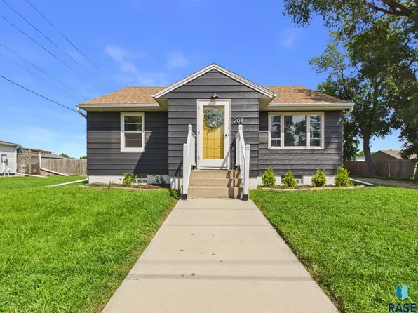 208 W 1st Ave, Lennox, SD 57039