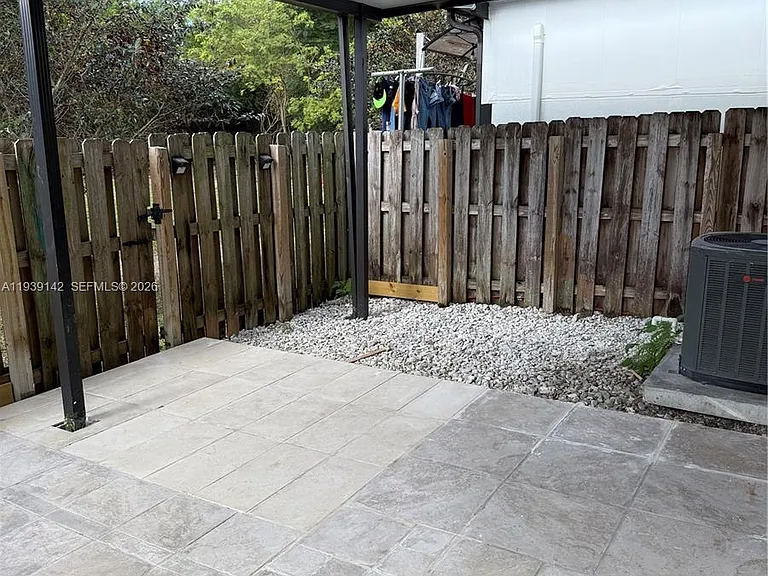 582 SW 2nd Pl — Photo 14