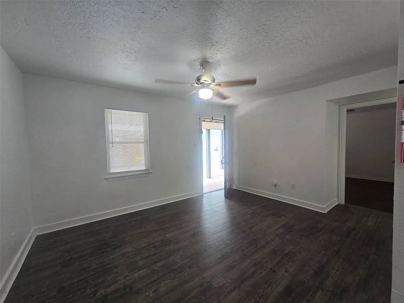 2 bed, 1.0 bath, 692 sqft, $950 — Photo 4