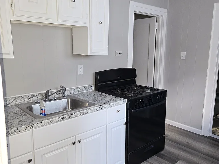 25 Stuyvesant St #2L — Photo 7