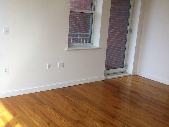 3rd image of 2550 Crescent St APT 6A