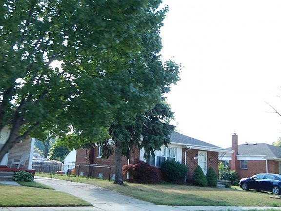 2nd image of 26612 Groveland St