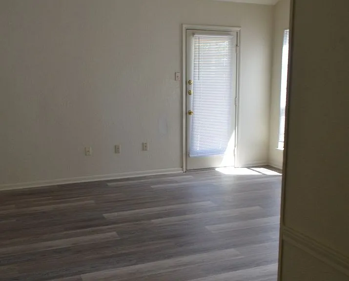 104 Spur Dr — Photo 10