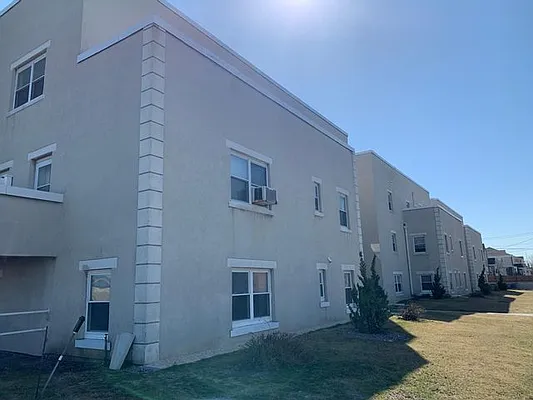 Sold by Robin Shapiro, LREB | media 4