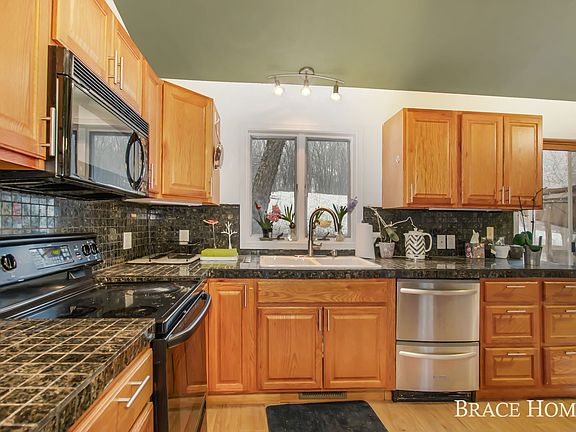3rd image of 2270 Chesapeake Dr NE