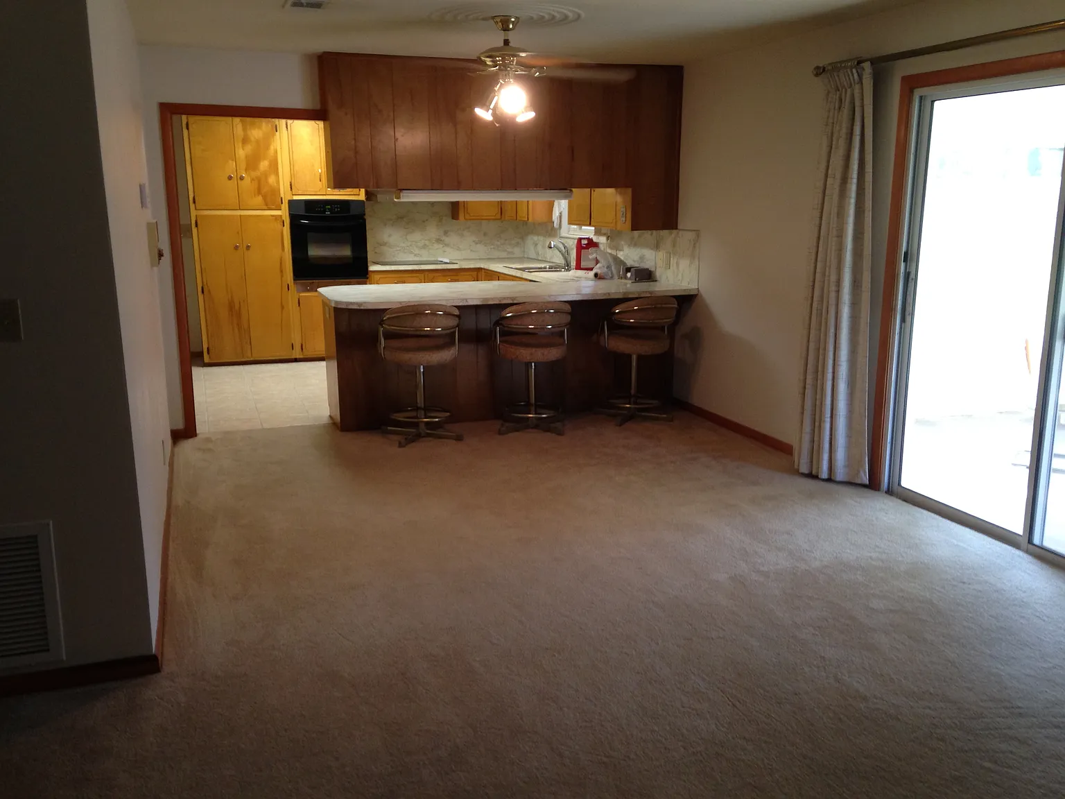 3 bed, 2220 sqft, $1,900 — Photo 2