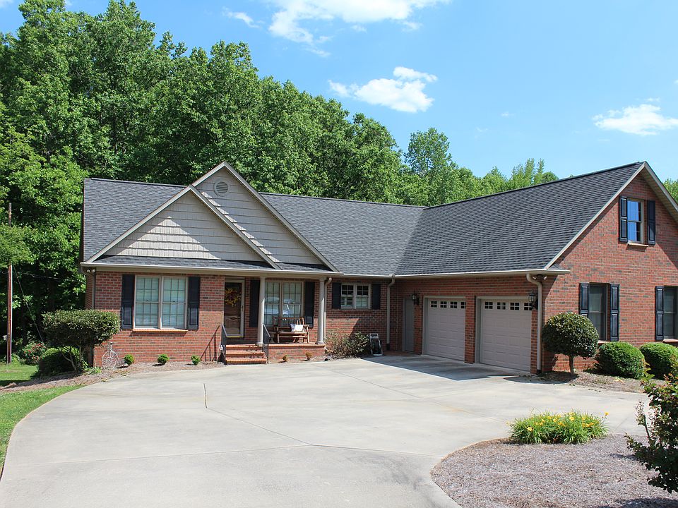 Front view with circle drive