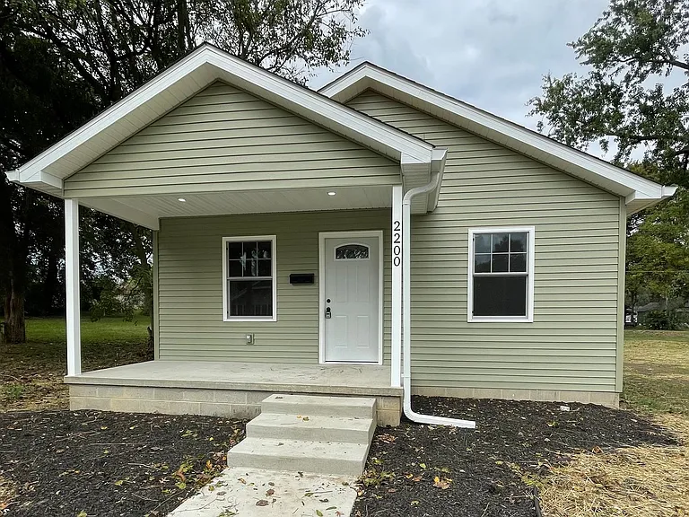 2200 Ash St — Photo 1