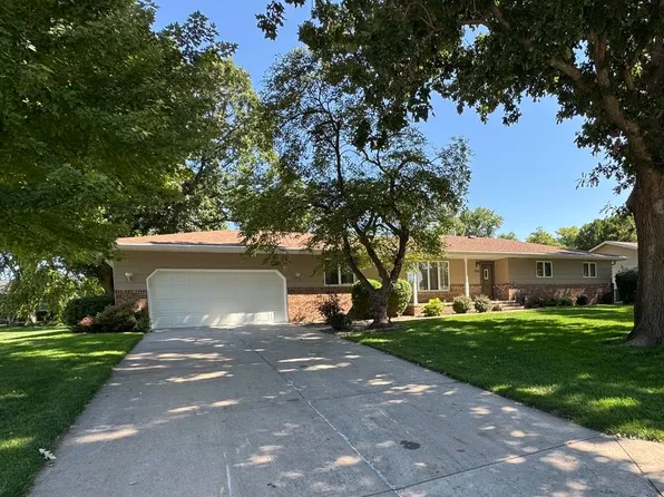 1521 Highland Dr, Hastings, NE 68901