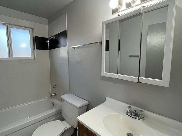 Surrey Square Apartments — Photo 6