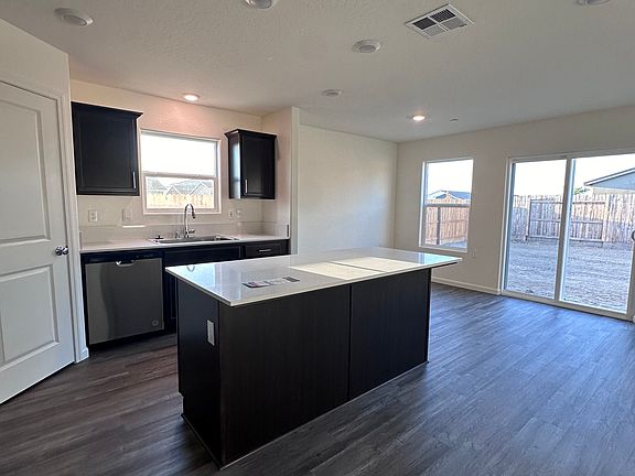 5th image of 693 Elizabeth Ct