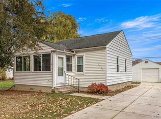 1726 Helen St, Garden City, MI 48135