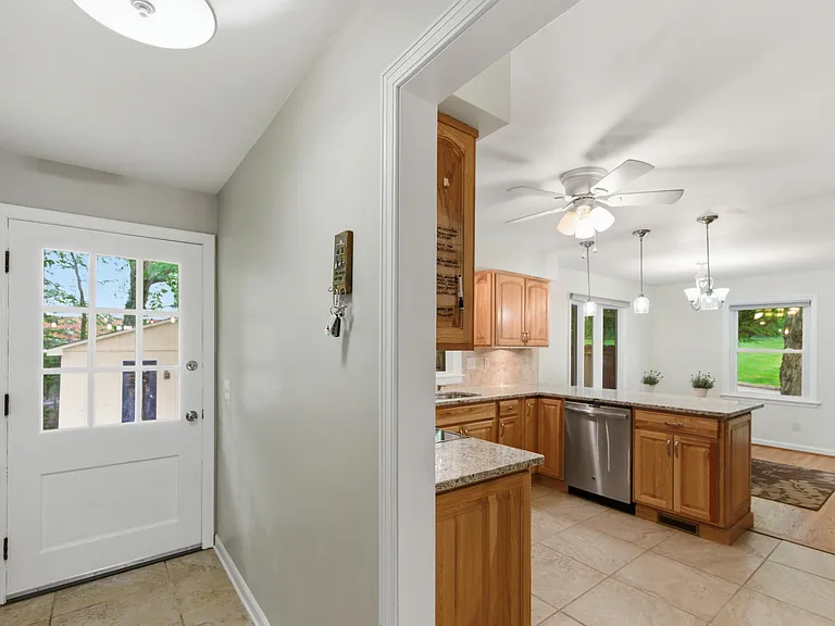 1204 Forest Ct — Photo 9