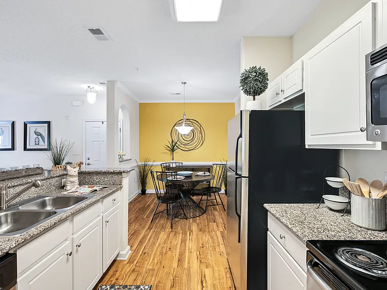 Rivermont Crossing Townhomes & Apartments — Photo 9