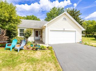 6 Hampton Cir, Fairport, NY