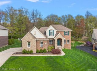 5633 Golf Pointe Dr, Clarkston, MI 48348